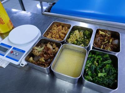 硬核配餐 一小時下線兩千斤米飯，鄭州企業以“媽媽的味道”打造餐飲管理新標桿